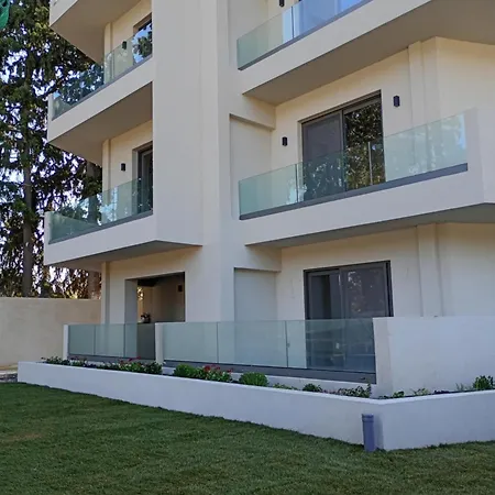 Poseidon 77b Luxury Residences 公寓