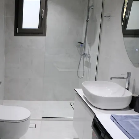 Poseidon 77b Luxury Residences 公寓