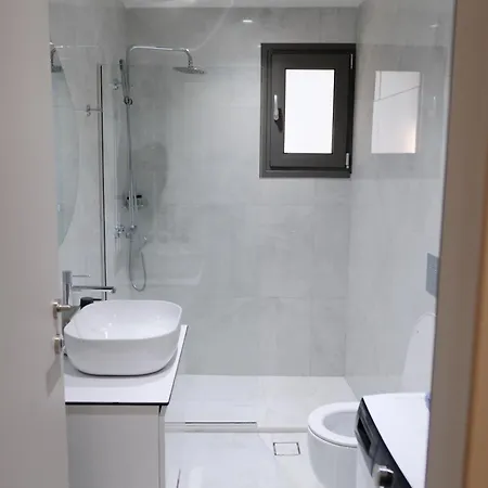 Poseidon 77b Luxury Residences 公寓