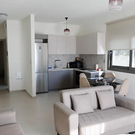 Poseidon 77b Luxury Residences 公寓