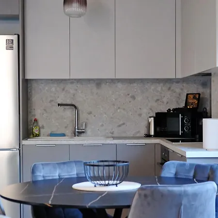Poseidon 77b Luxury Residences 公寓