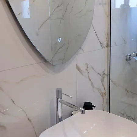Poseidon 77b Luxury Residences 公寓
