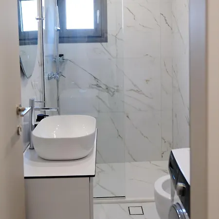 Poseidon 77b Luxury Residences * 路特奇